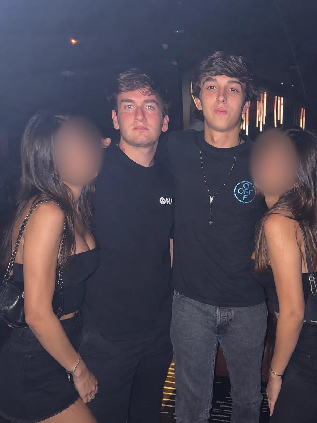 Enzo Magh com amigos na balada