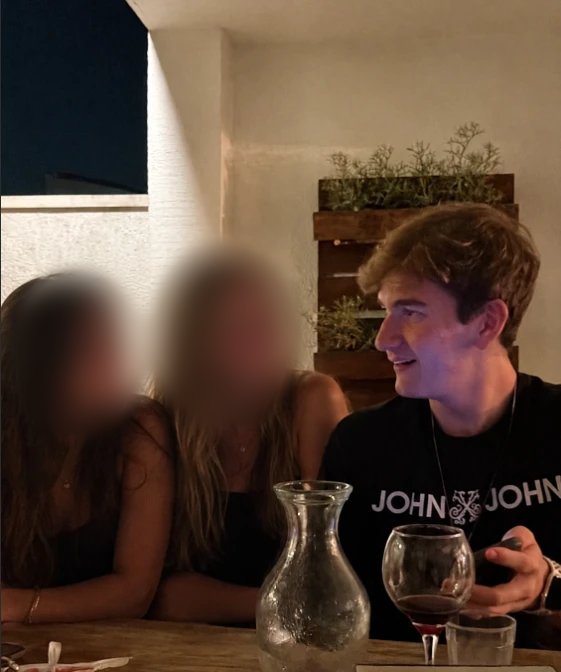 Enzo Magh em um jantar com amigas